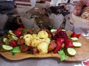 Pomana porcului cu mămăliguță și murături de casă 200gr. / 200gr./150gr.