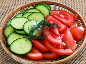 Salată de roşii şi castraveţi  200gr.