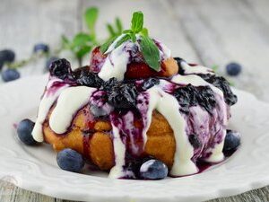 Papanaş cu dulceaţă de afine şi smântână 100/80/60gr.  45 minute timp preparare