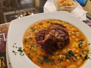 Iahnie de fasole cu ciolan de porc.